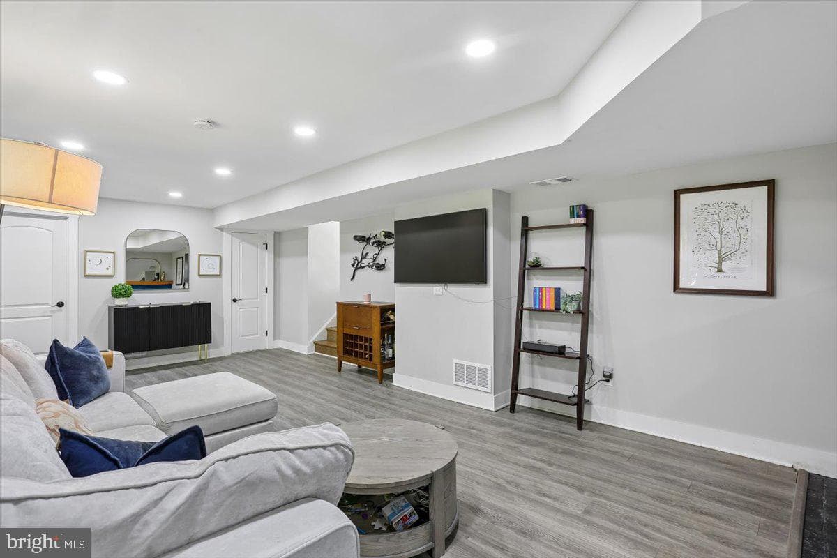 9409 Holland Avenue photo 23