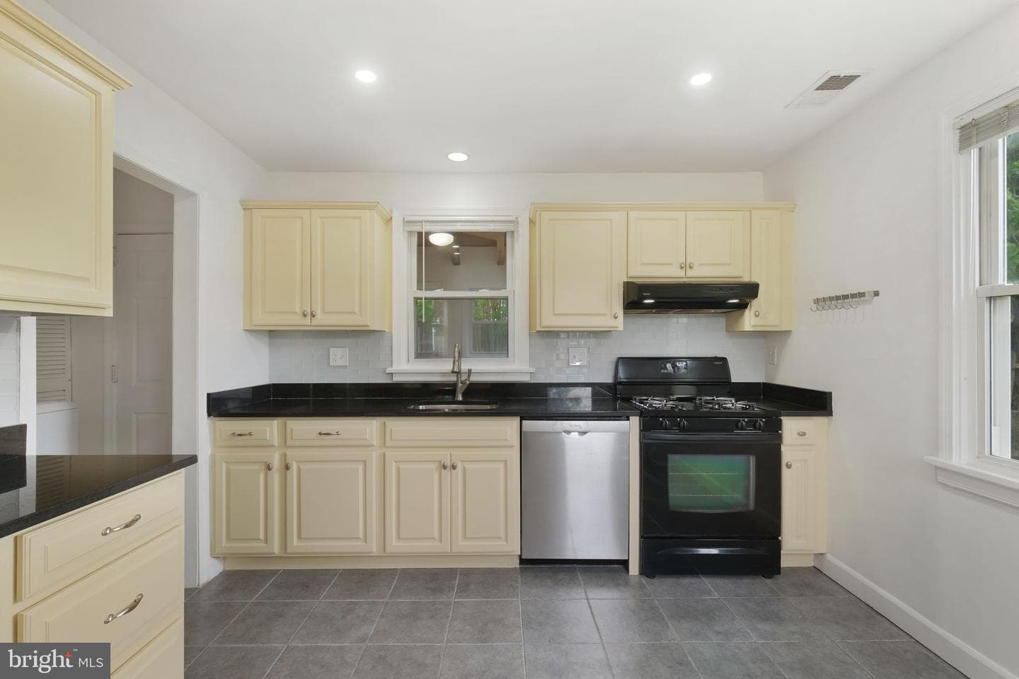 2807 Sheraton Street photo 5