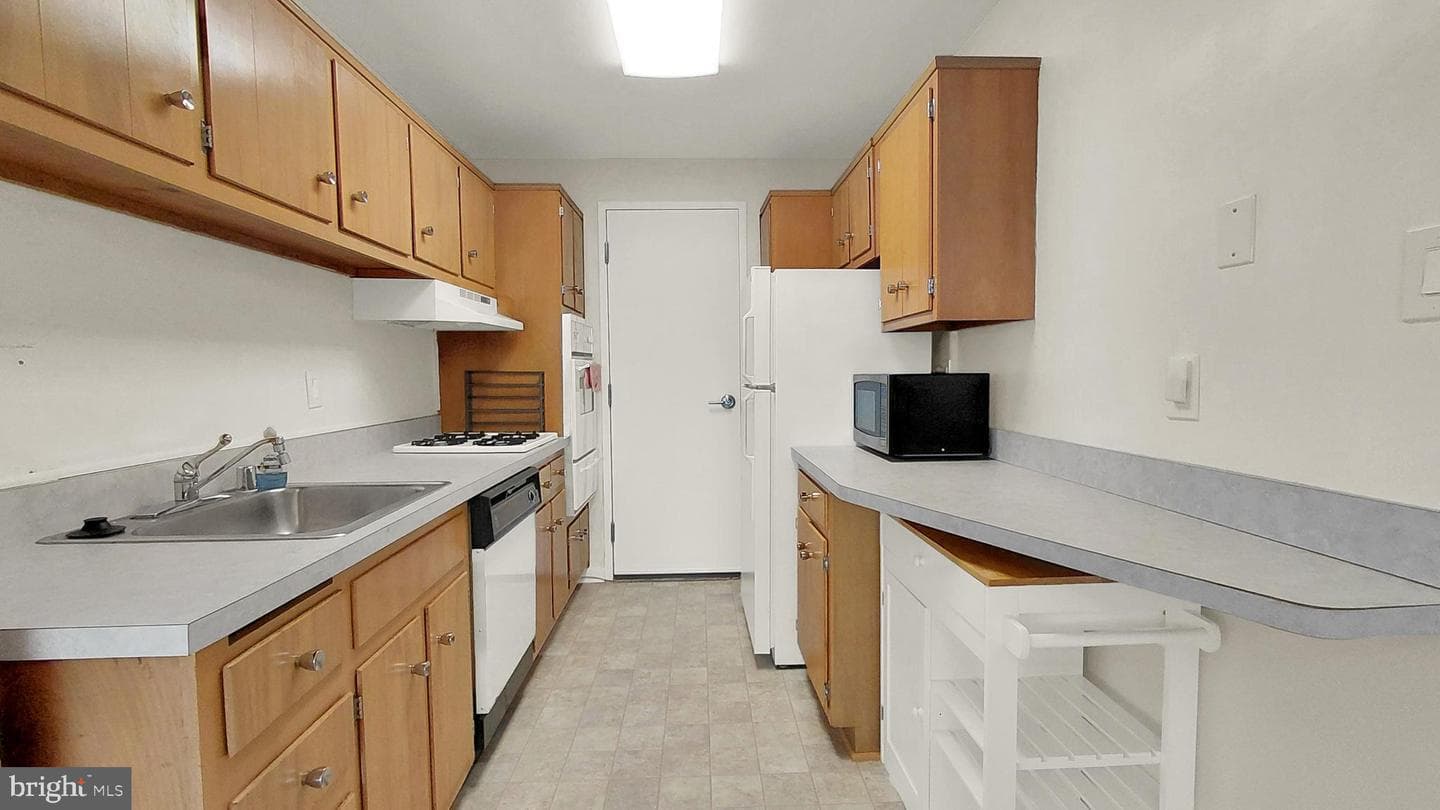 10201 Grosvenor Pl # 1412 photo 3
