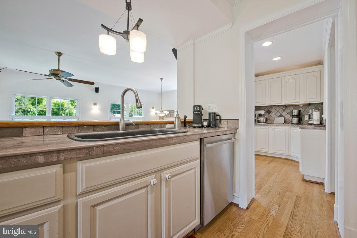 8519 Hazelwood Drive photo 9