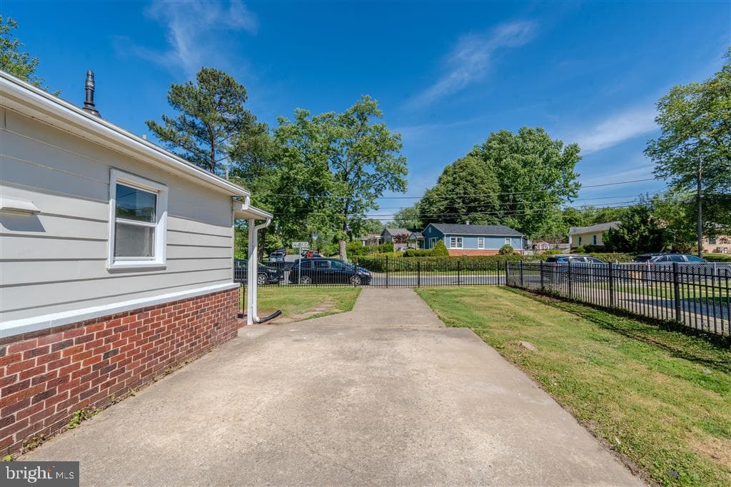 12324 Centerhill Street photo 3