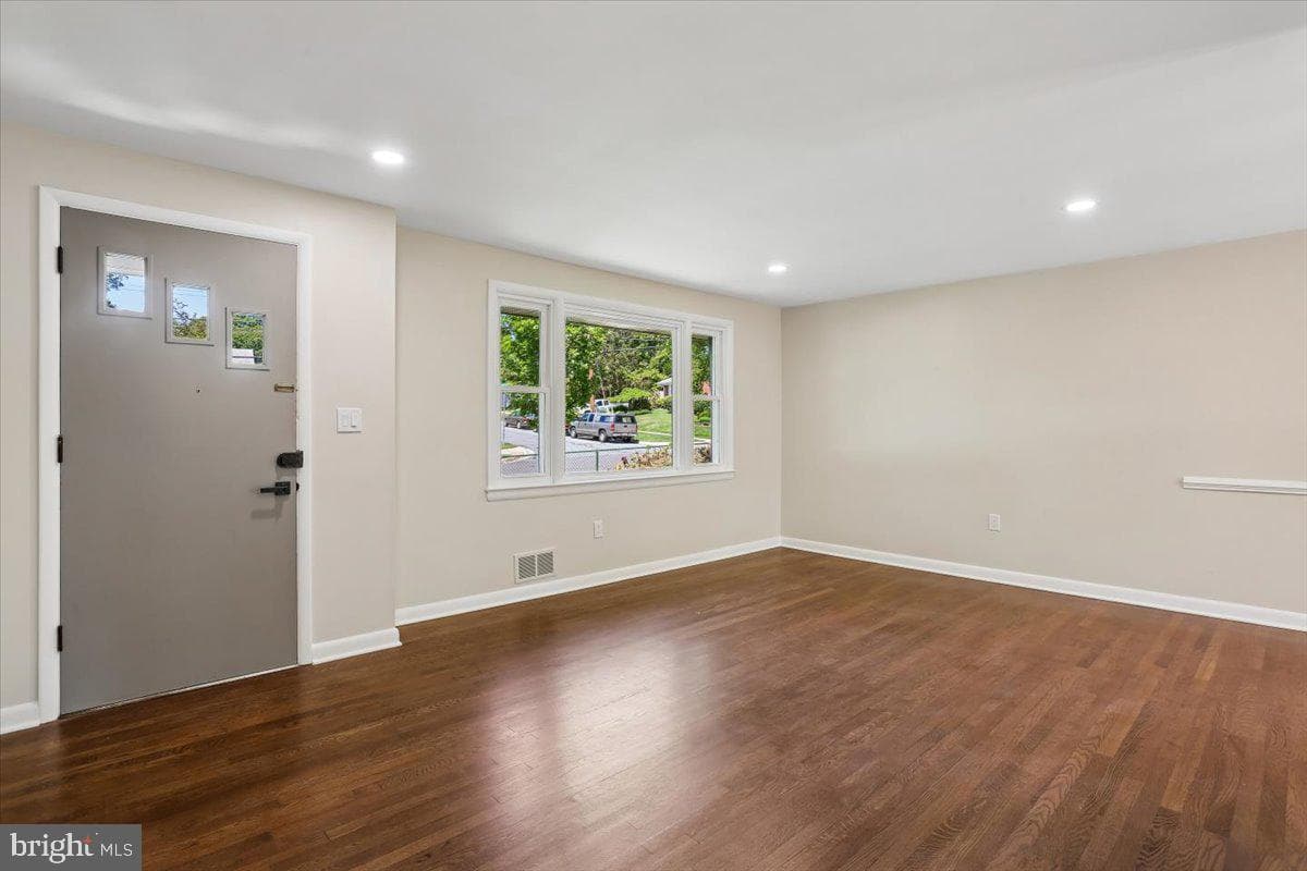 10701 Brunswick Avenue photo 3