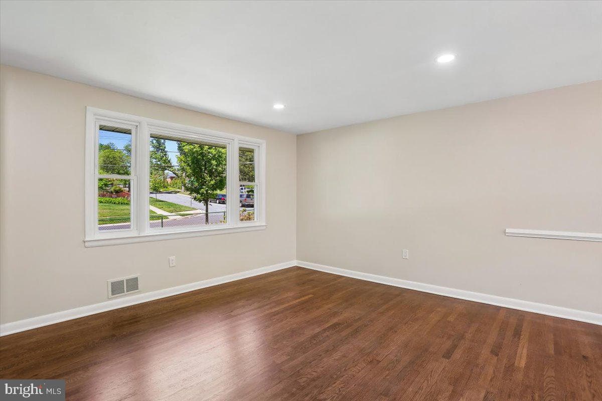 10701 Brunswick Avenue photo 4