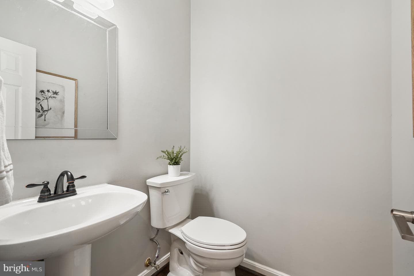 345 Chestertown Street photo 9