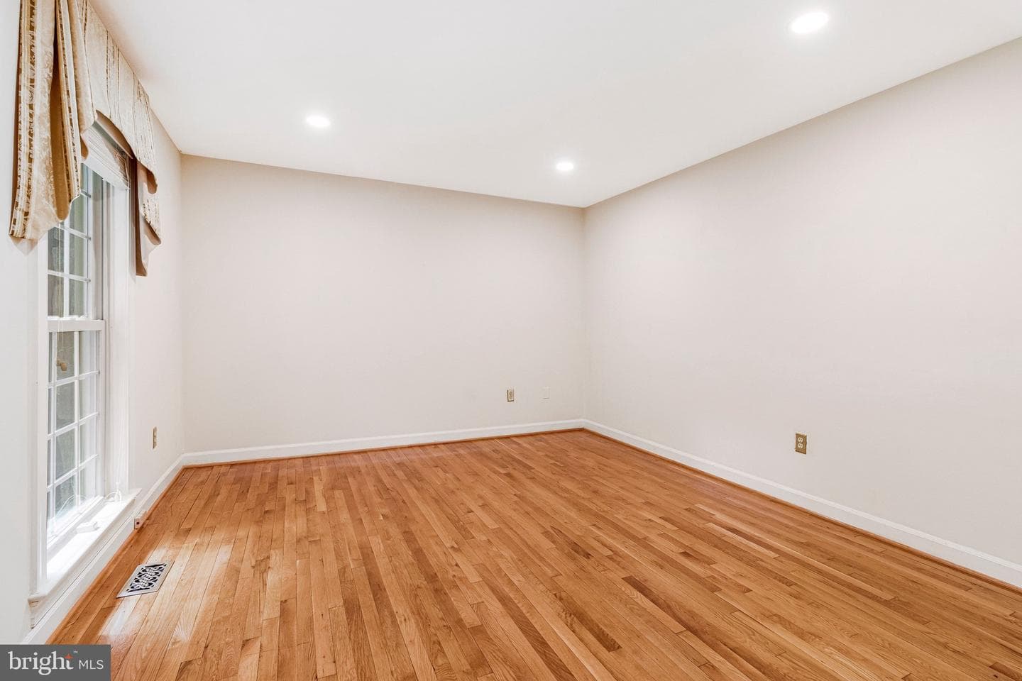 10009 New London Drive photo 15