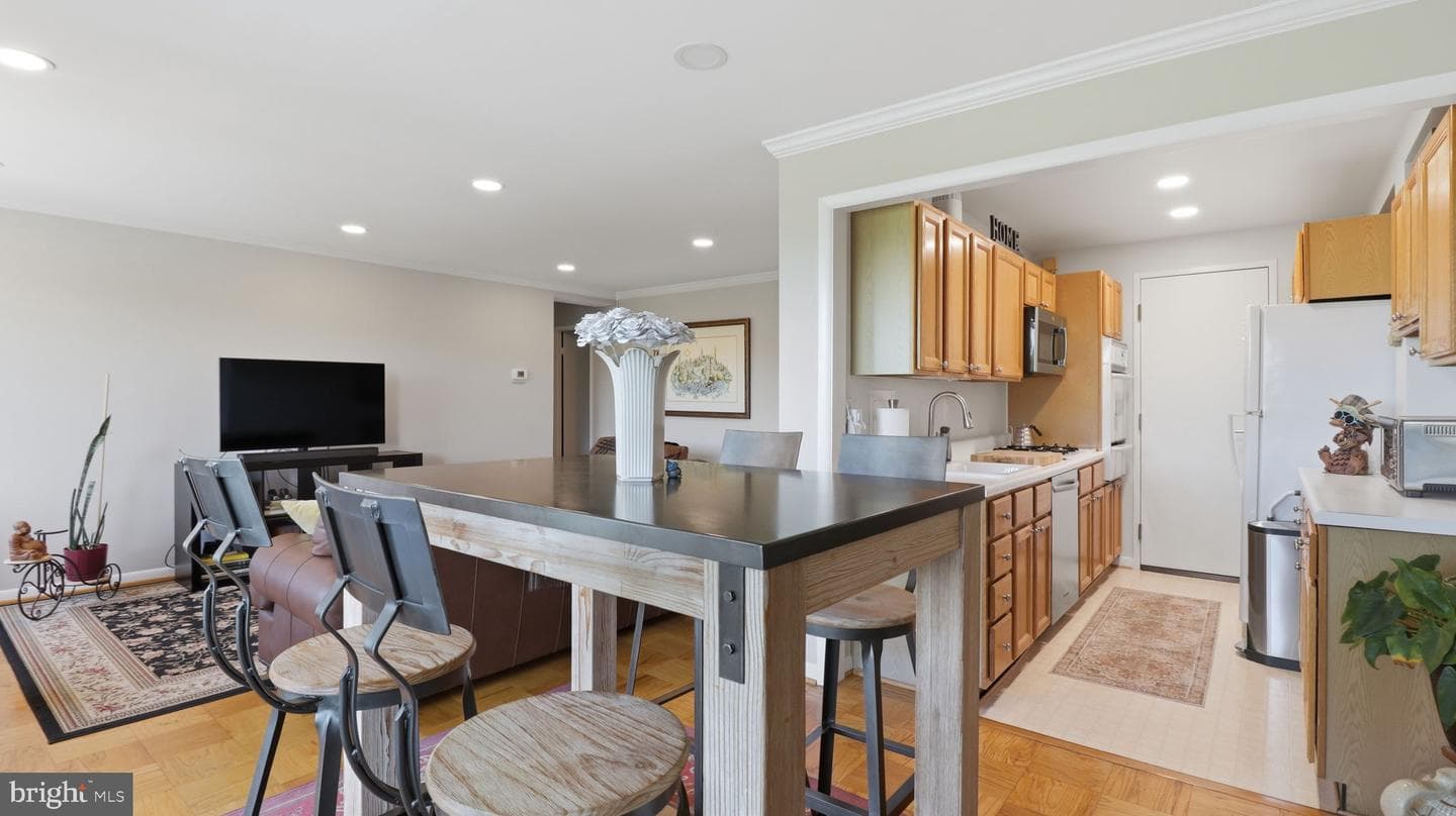 10201 Grosvenor Place #1009 photo 22