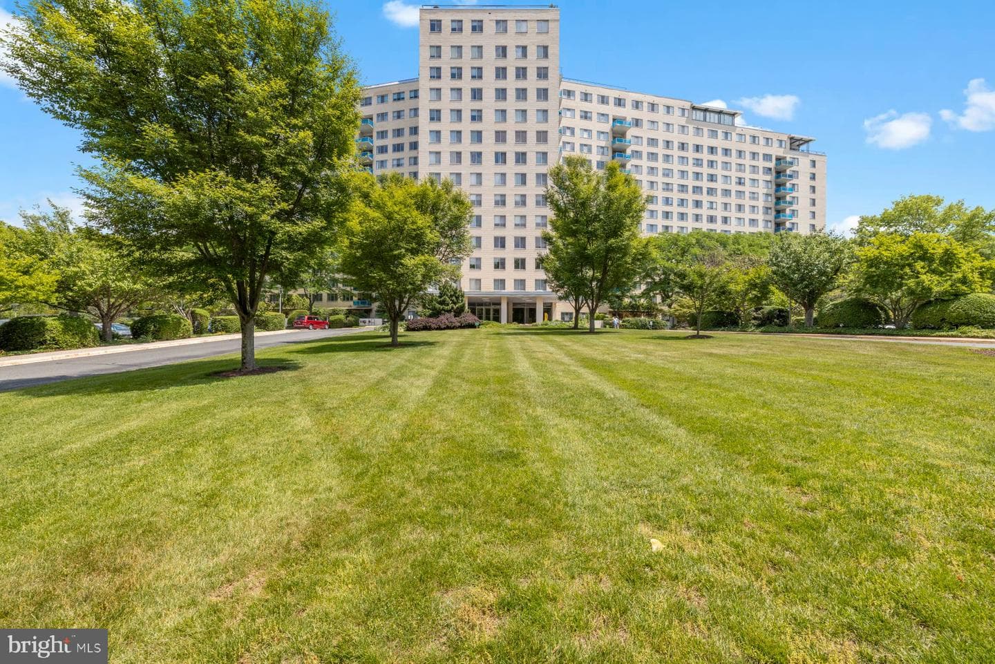 10401 Grosvenor Place #1327, Rockville