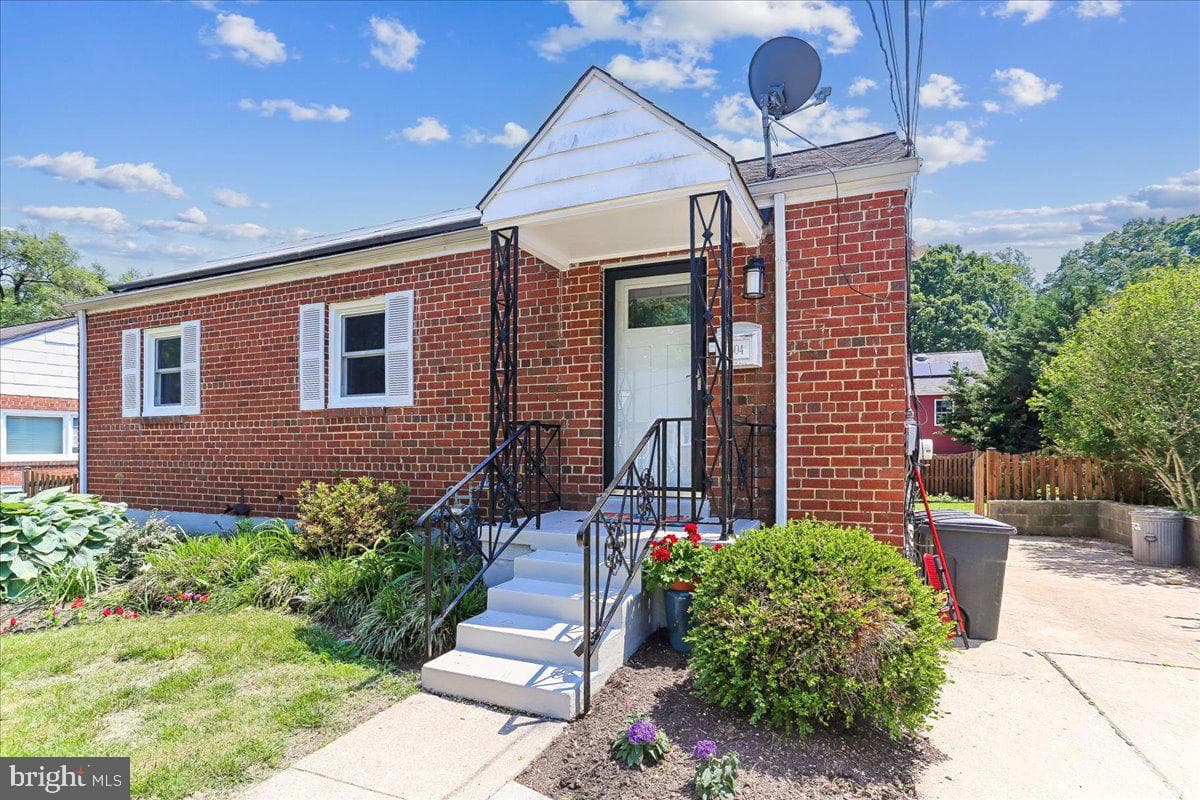 1504 Crest Road photo 4