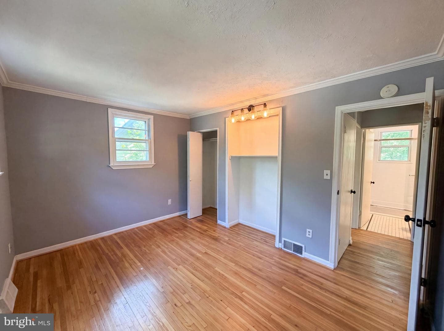 4027 Lawrence Avenue photo 10