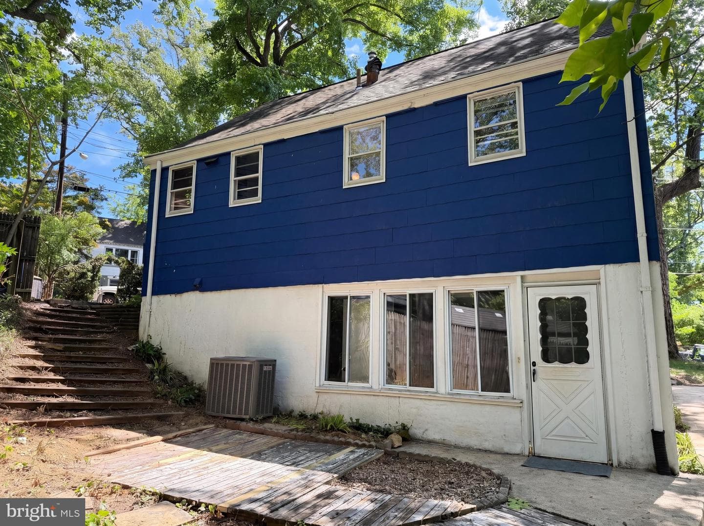 4027 Lawrence Avenue photo 5