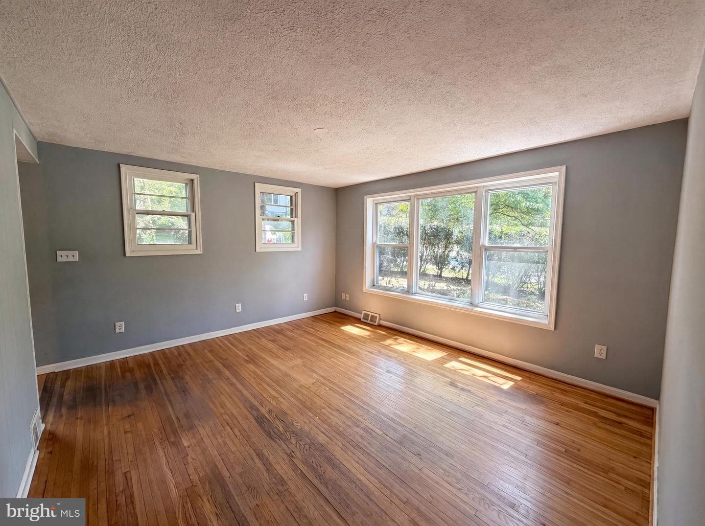 4027 Lawrence Avenue photo 8