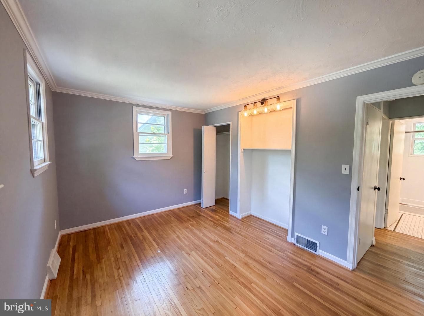 4027 Lawrence Avenue photo 9