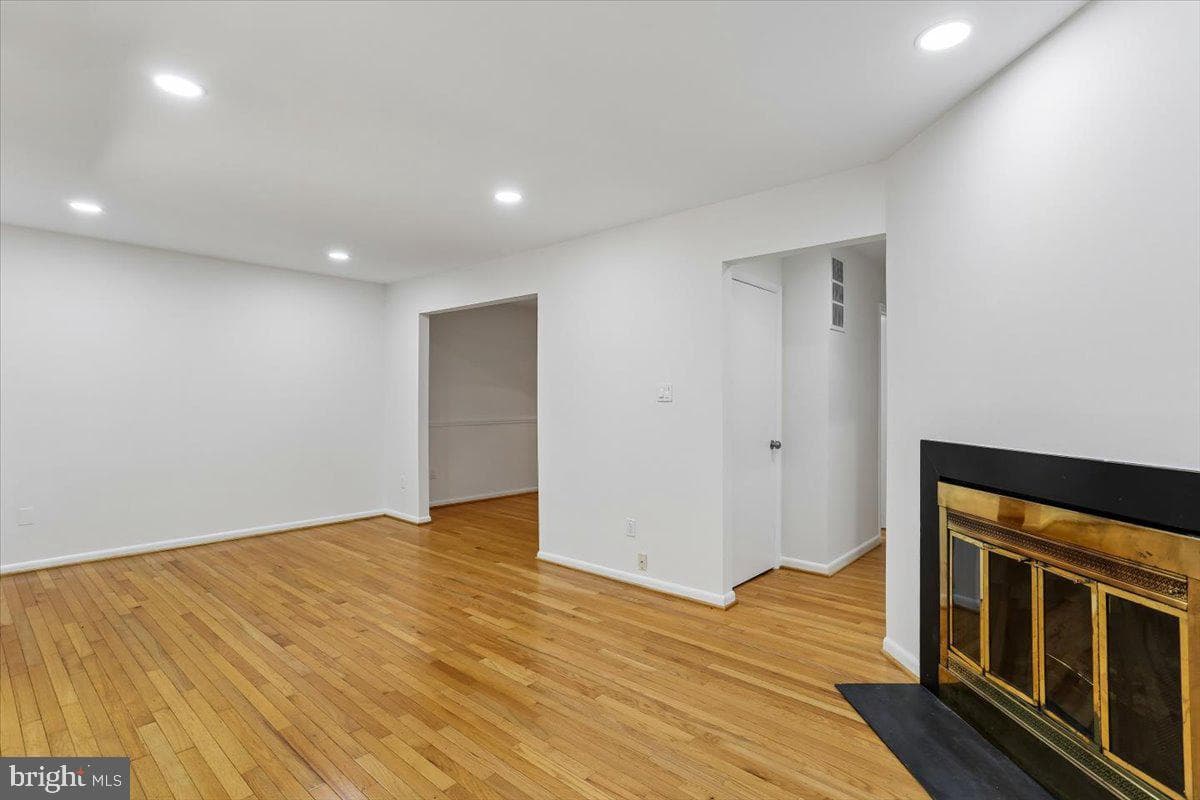 12234 Greenleaf Avenue photo 15