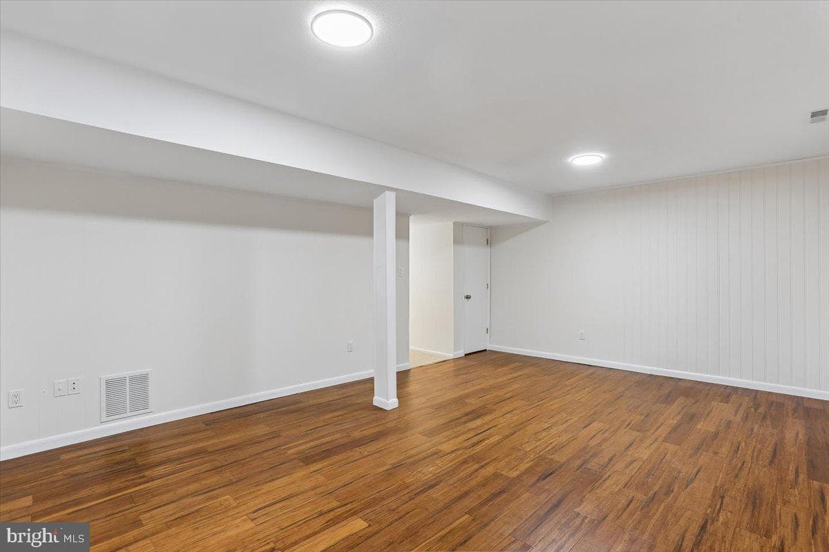 12234 Greenleaf Avenue photo 36