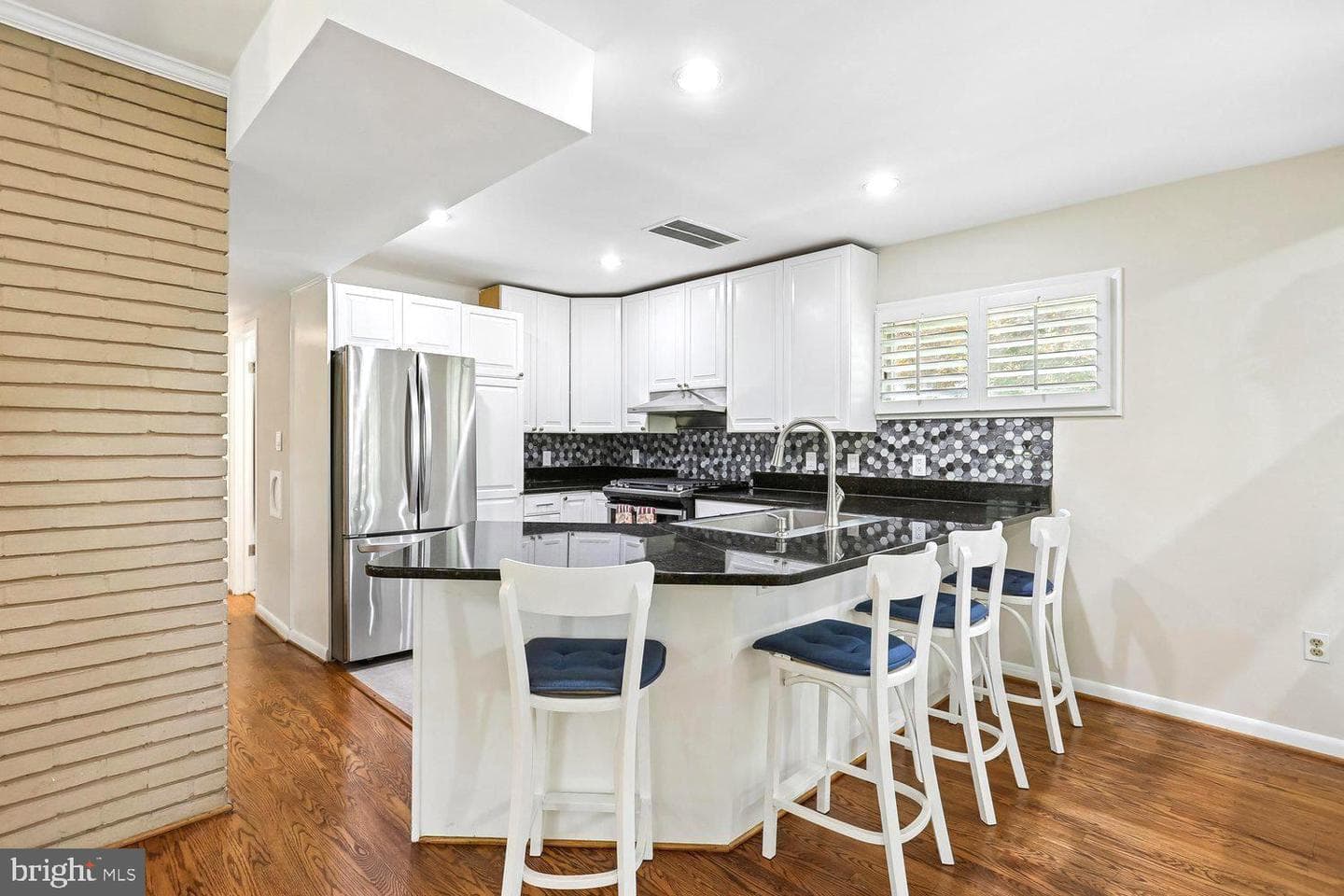 5915 Halsey Road photo 4