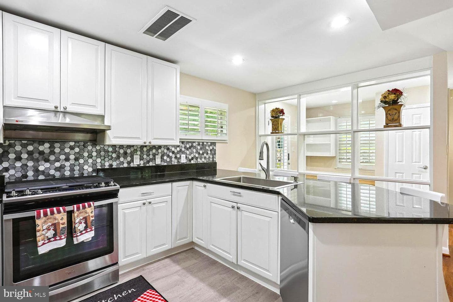 5915 Halsey Road photo 5