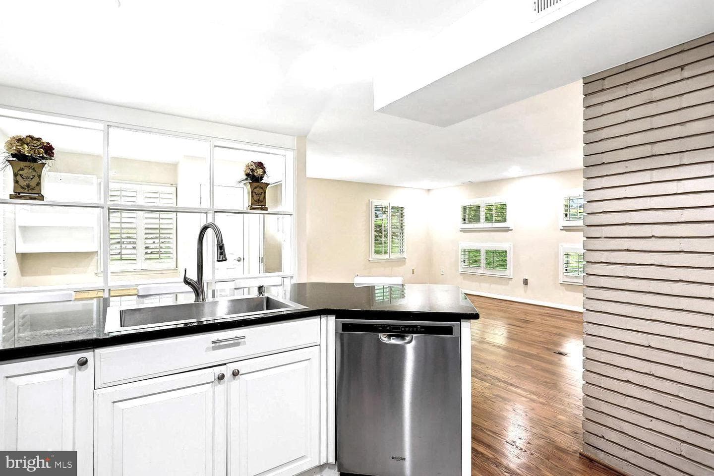 5915 Halsey Road photo 8