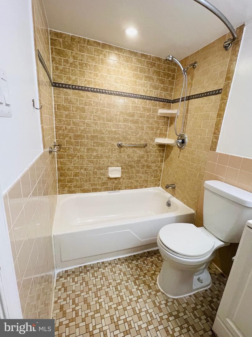 2200 Greenery Lane #101-23 photo 19