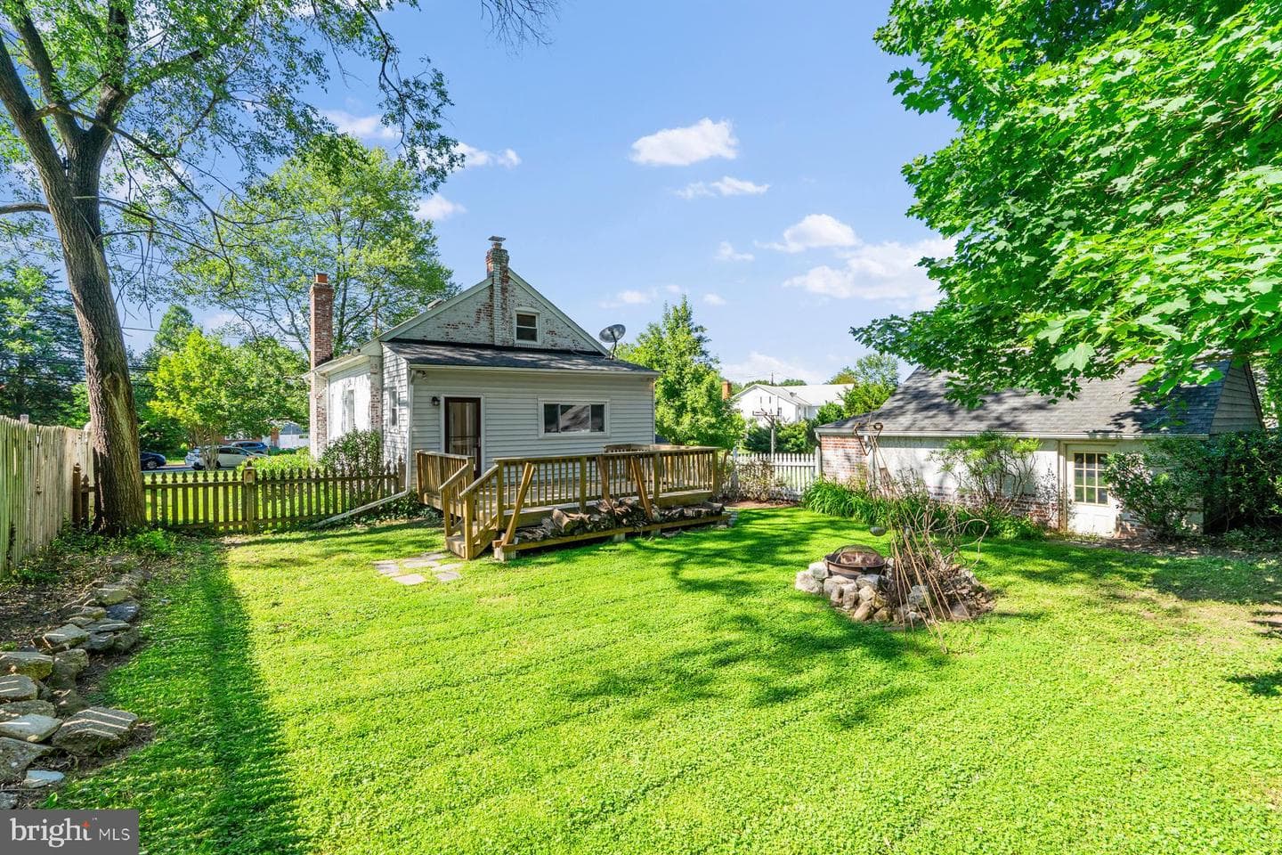 736 Dennis Avenue photo 3