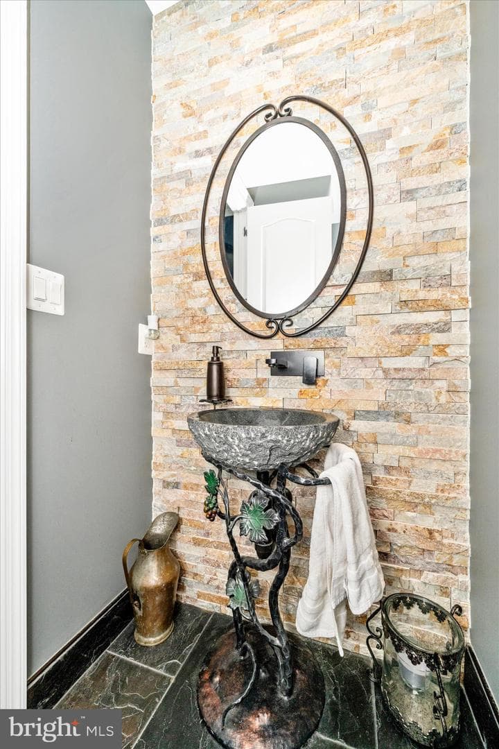 10221 Tyburn Terrace photo 35