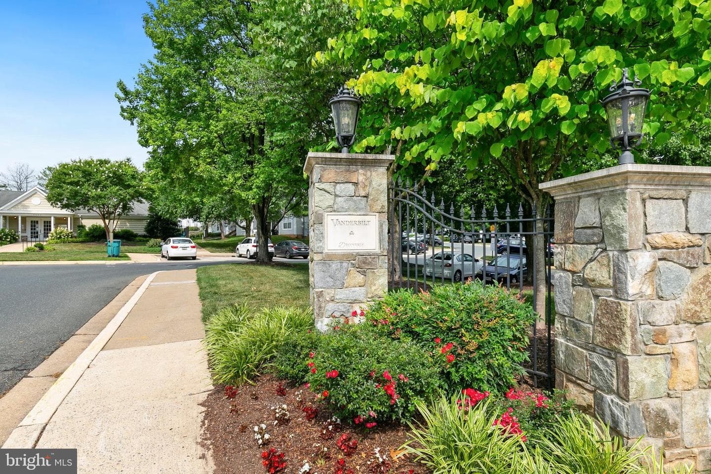 10022 Vanderbilt Circle #10 photo 39