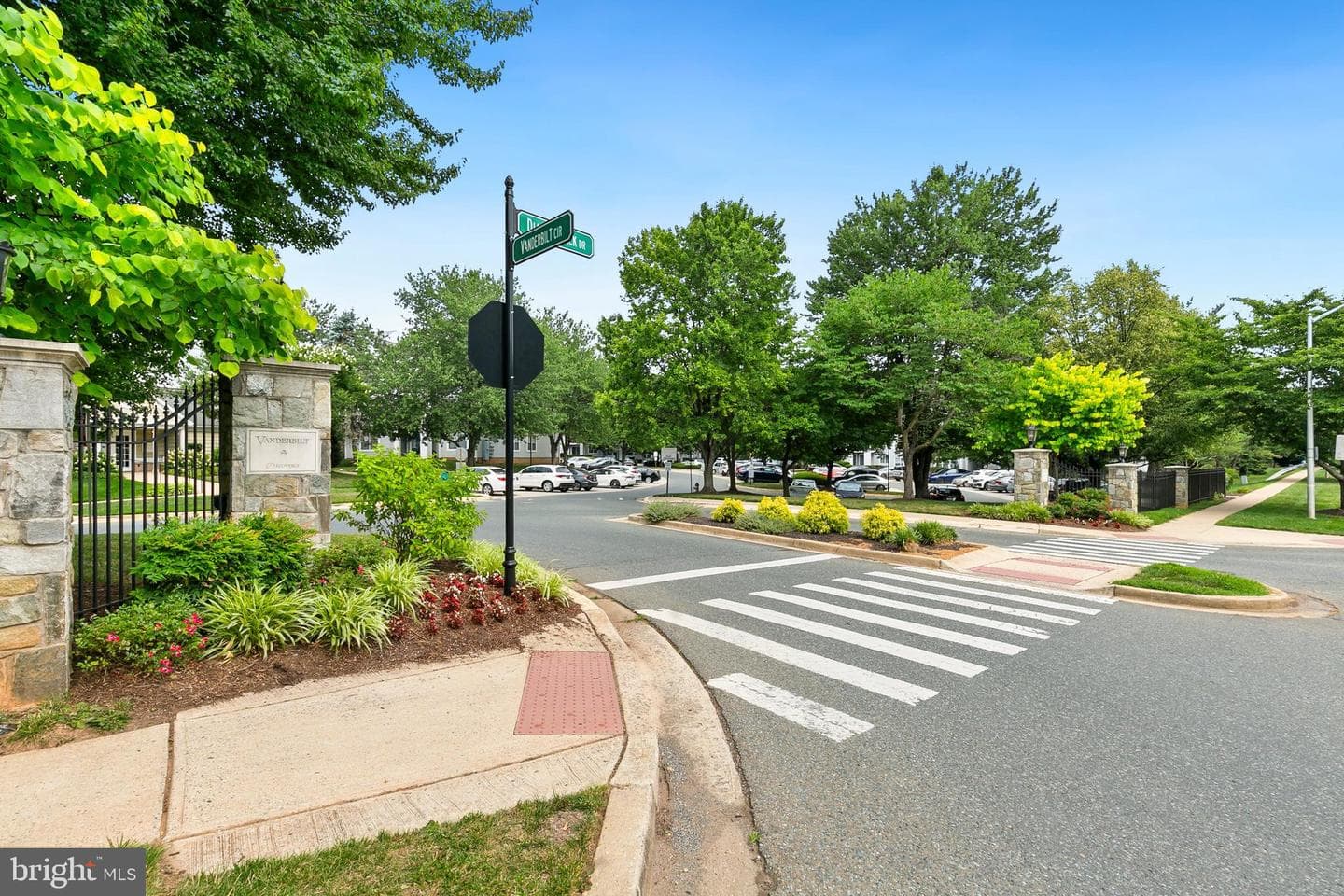 10022 Vanderbilt Circle #10 photo 40