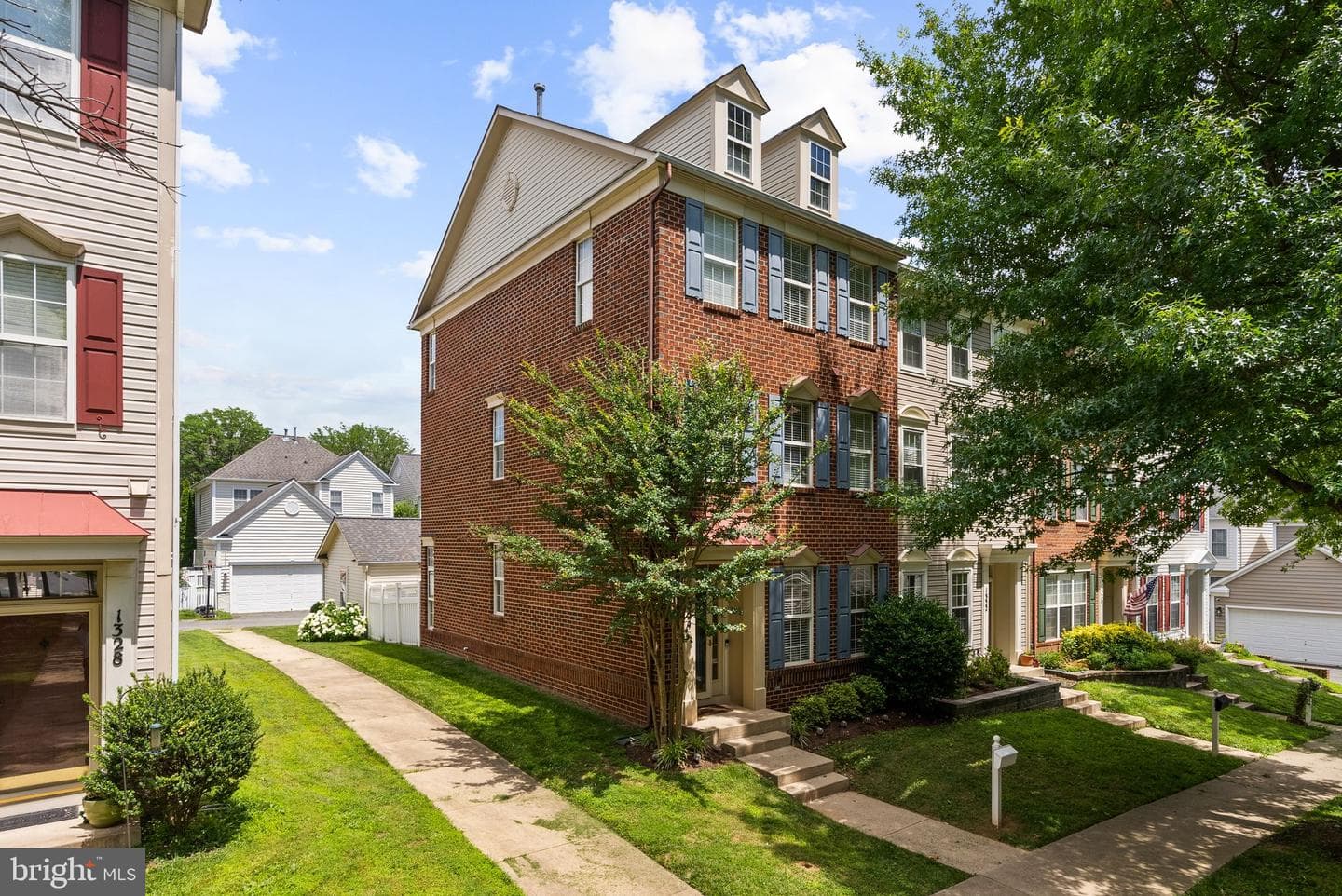 1324 Main Mews photo 2