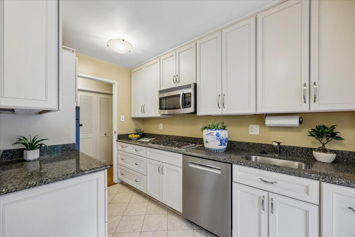 10401 Grosvenor Place #501 photo 10