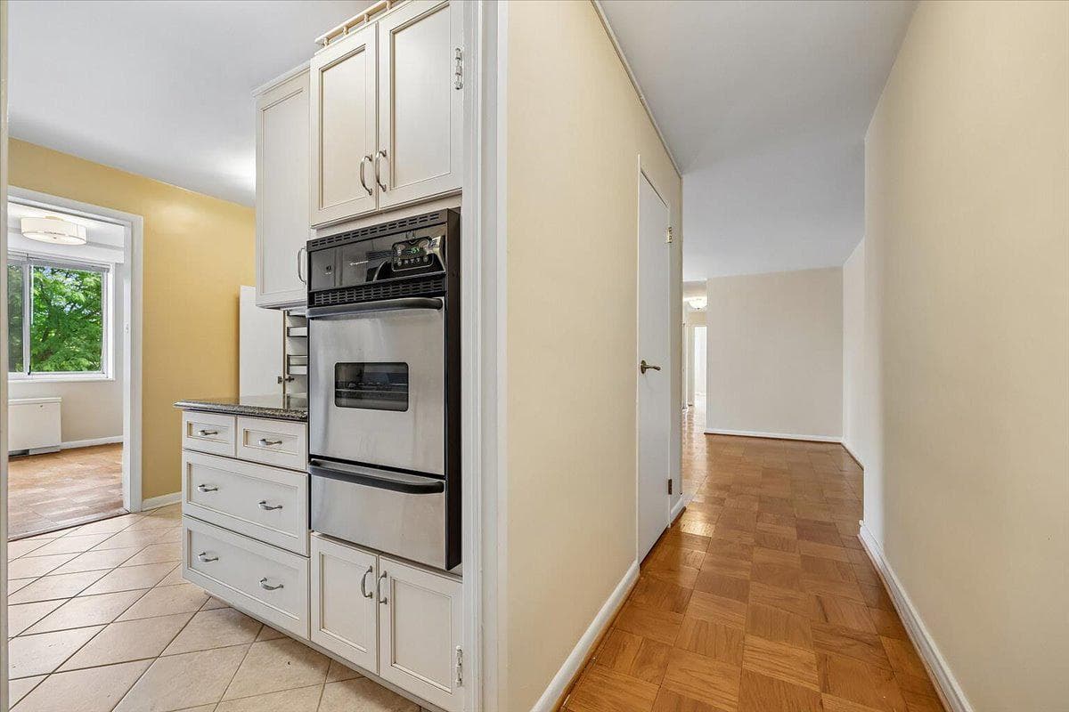 10401 Grosvenor Place #501 photo 5