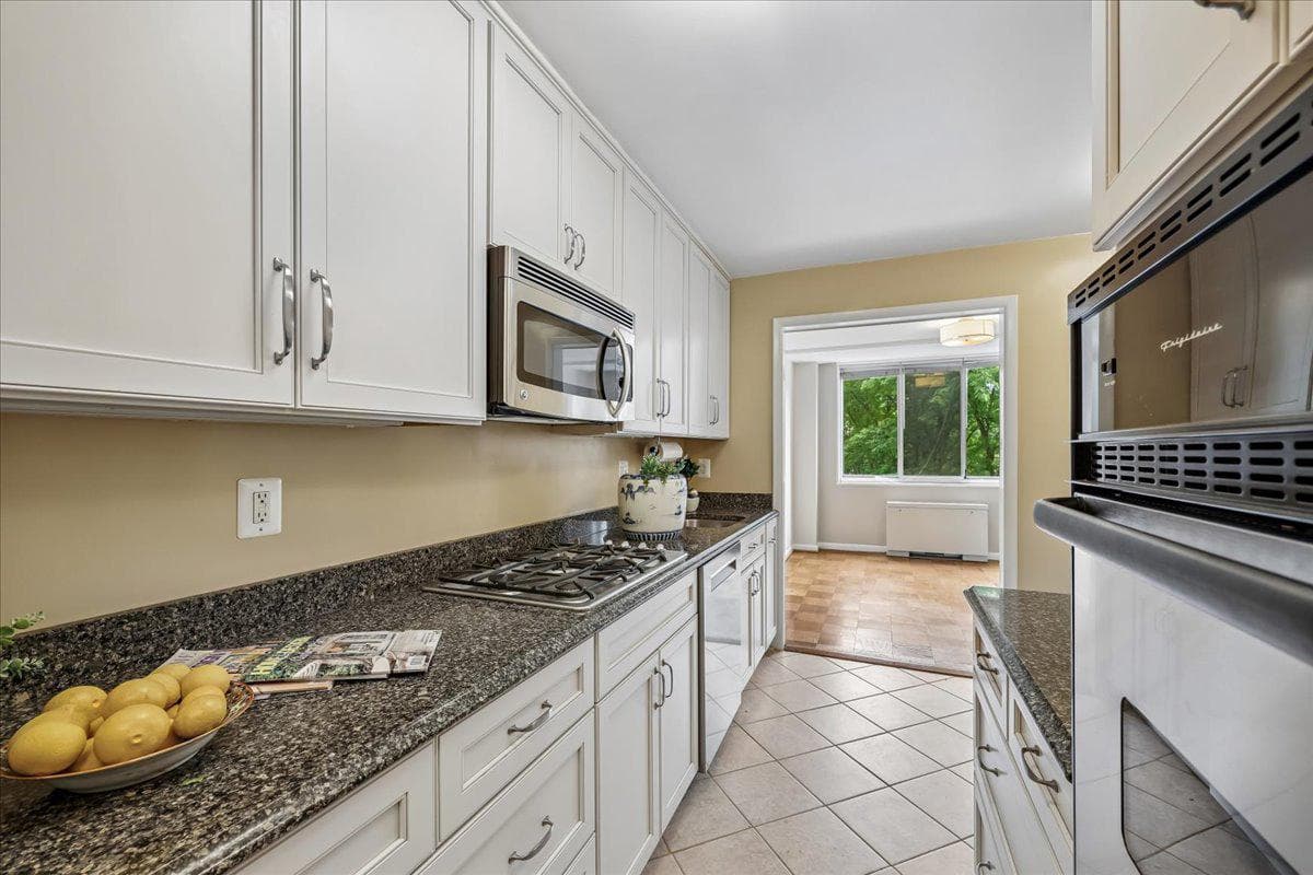 10401 Grosvenor Place #501 photo 9
