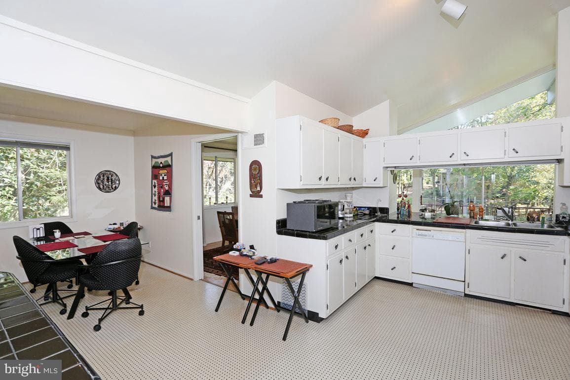 6900 Heatherhill Road photo 13