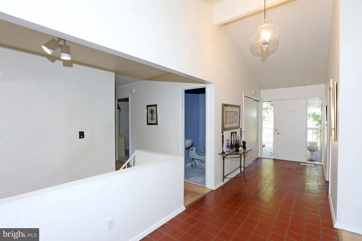 6900 Heatherhill Road photo 9