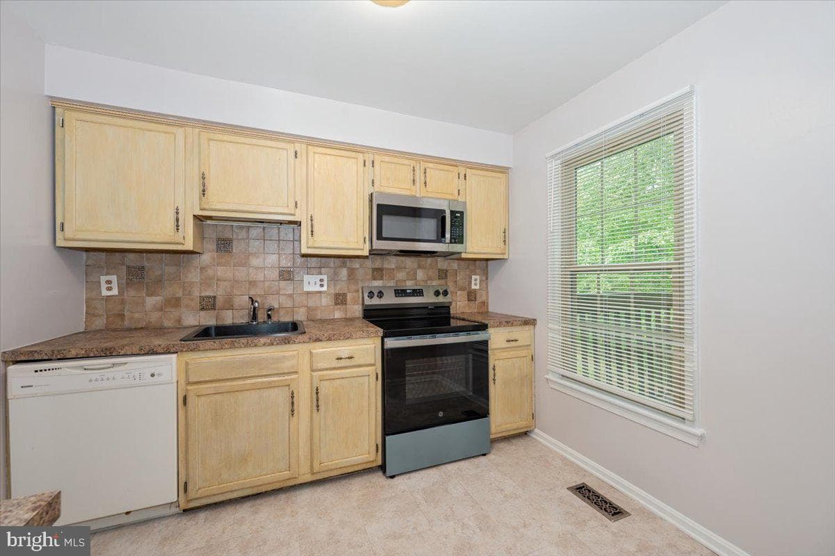 10113 Maple Leaf Drive photo 16