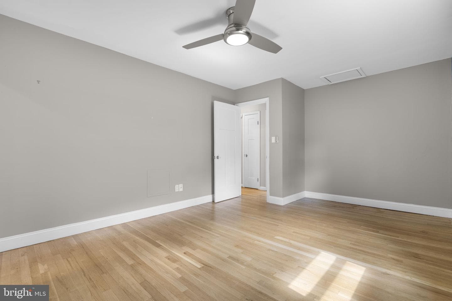 822 Loxford Terrace photo 33