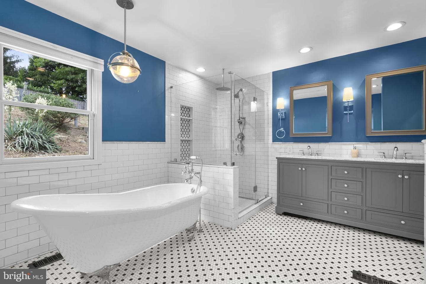 822 Loxford Terrace photo 36