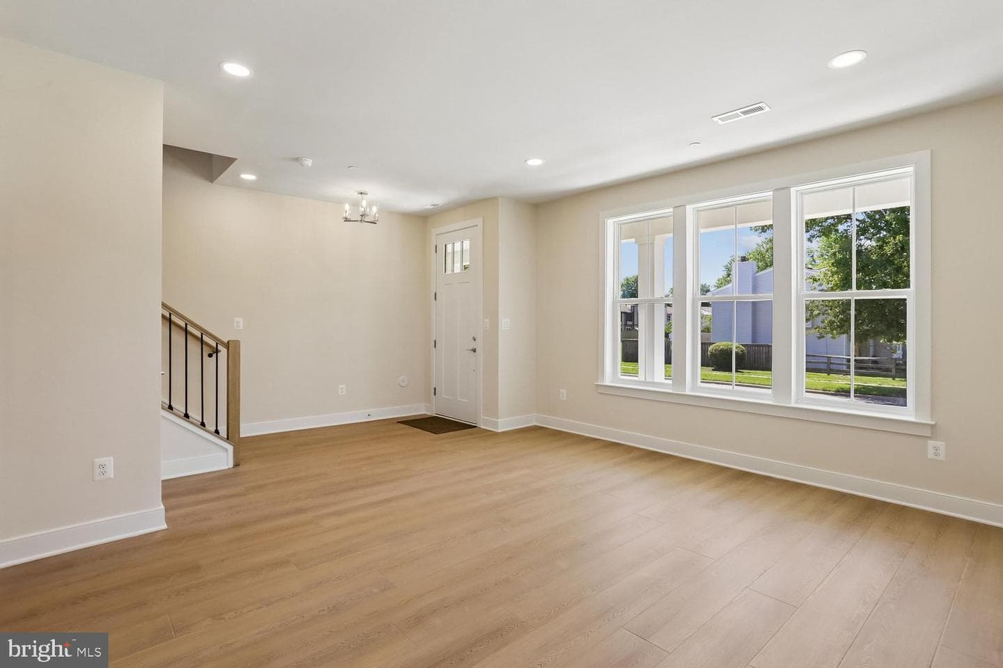 209 Allen Lane photo 4