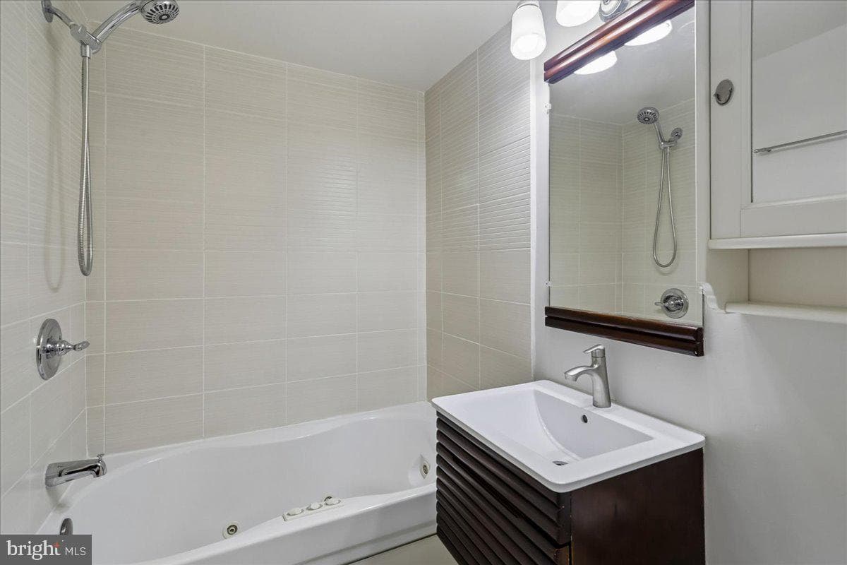 10201 Grosvenor Place #1205 photo 28
