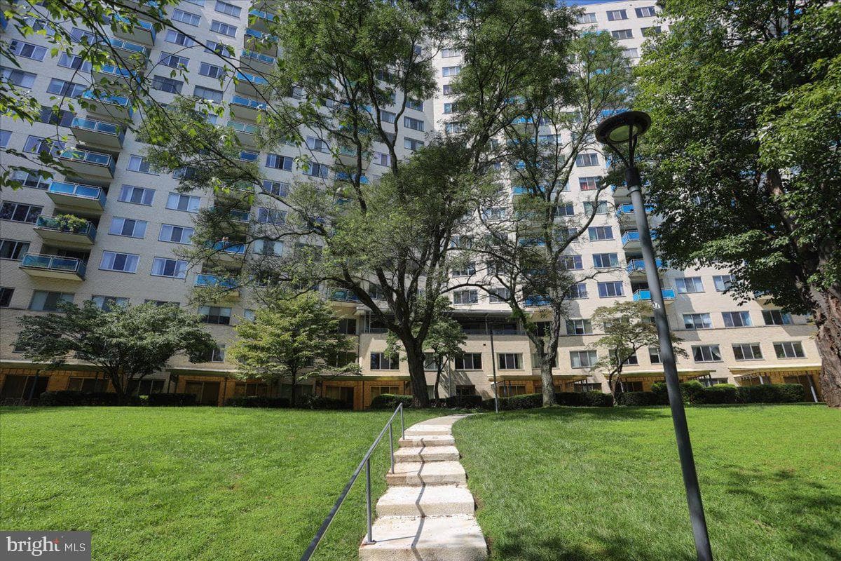 10201 Grosvenor Place #1205 photo 34