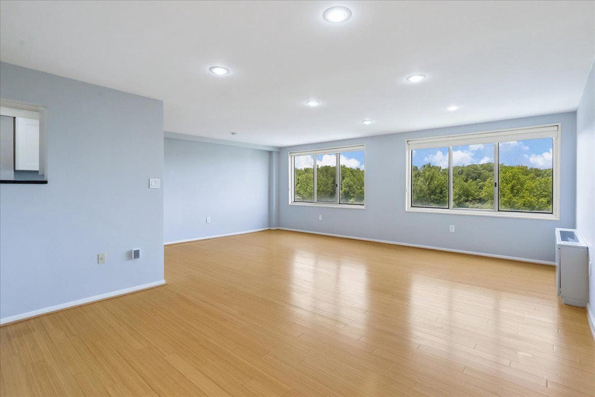 10201 Grosvenor Place #1205 photo 5