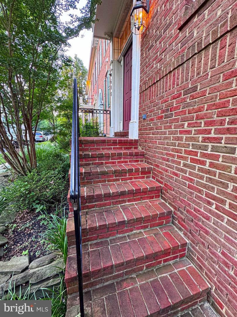 608 Pleasant Dr photo 4