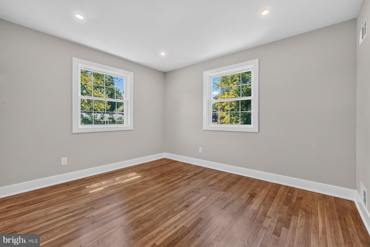 2610 Silverdale Drive photo 22