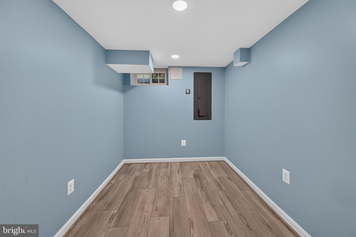9908 Dickens Avenue photo 27