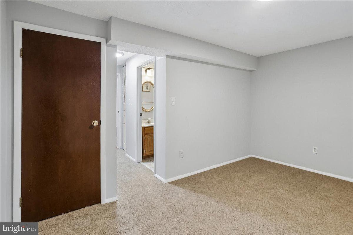 2839 Shepperton Terrace photo 20