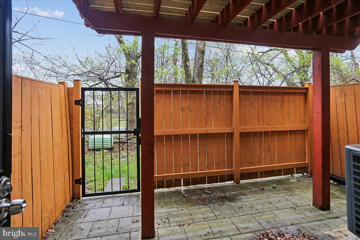 2839 Shepperton Terrace photo 3