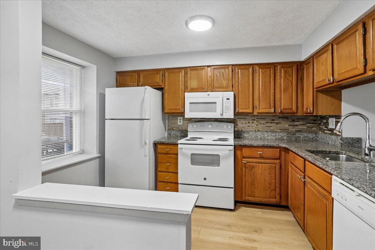 2839 Shepperton Terrace photo 5
