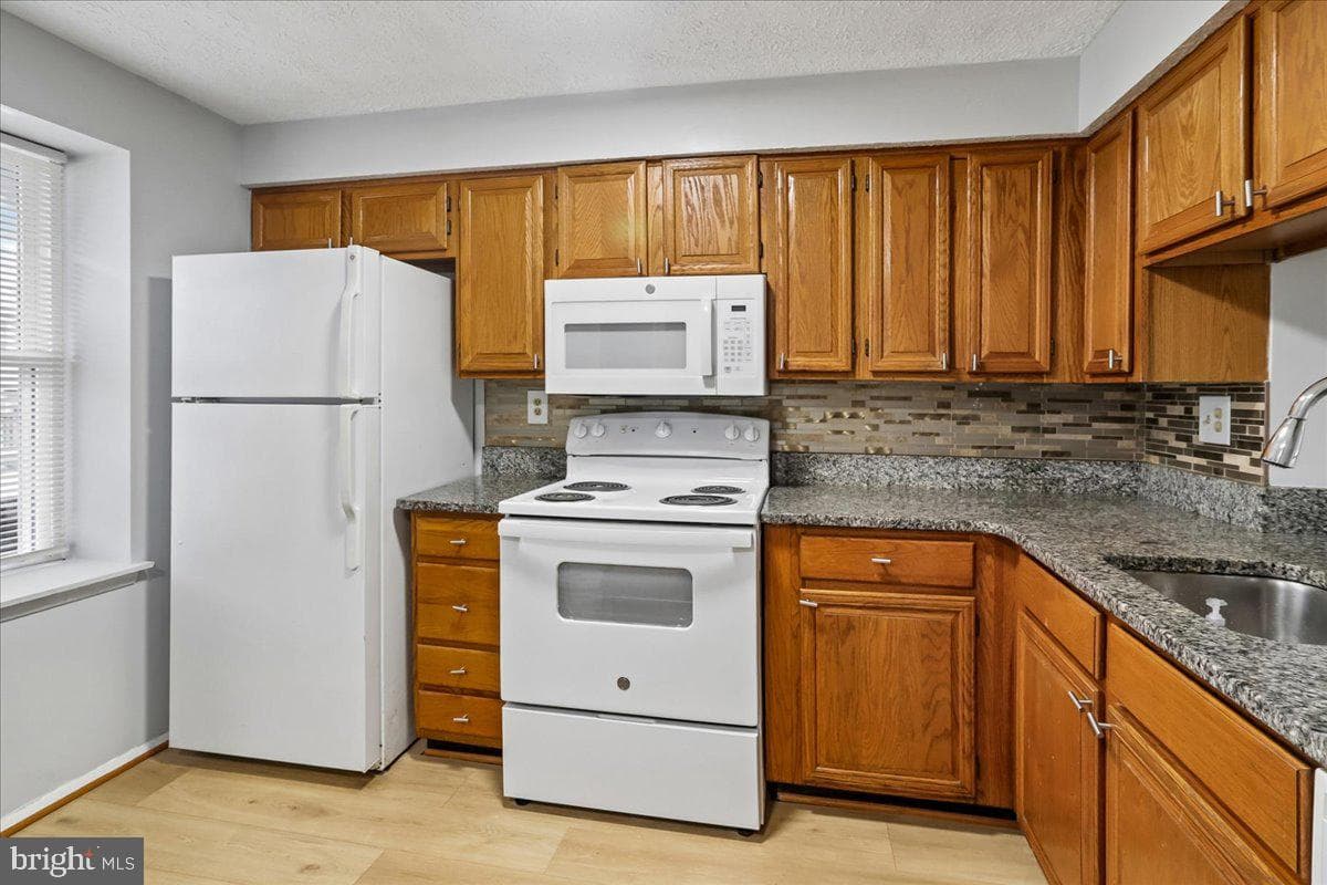 2839 Shepperton Terrace photo 6