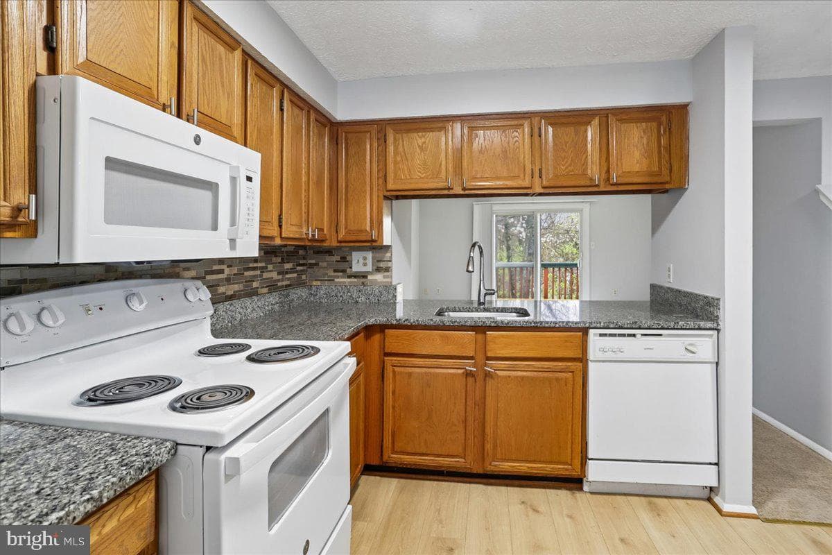 2839 Shepperton Terrace photo 7