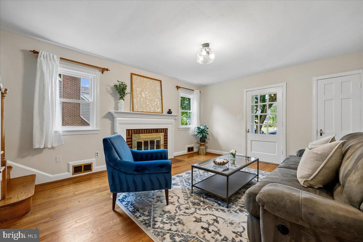 10404 Amherst Avenue photo 5
