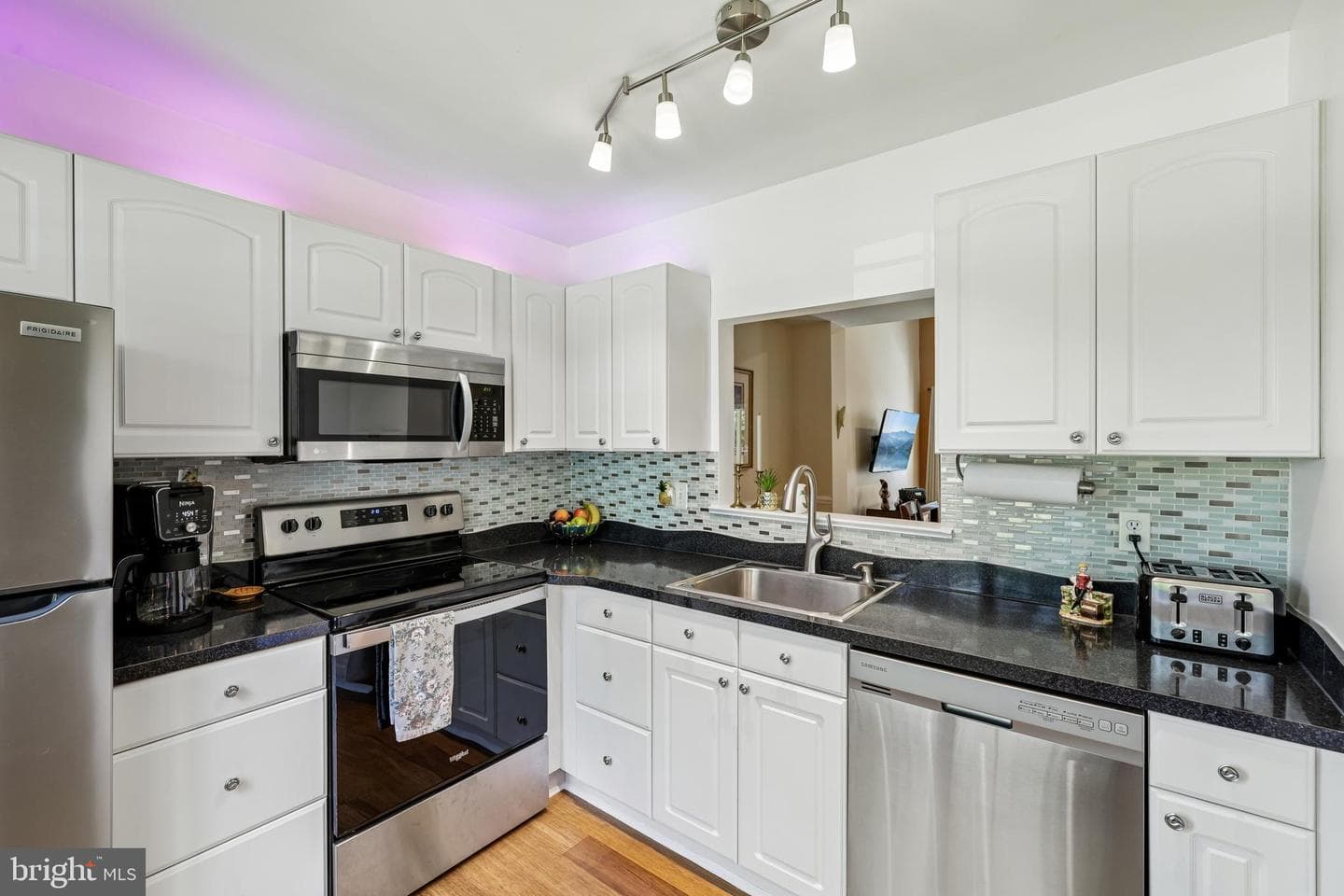 20541 Neerwinder Street photo 7