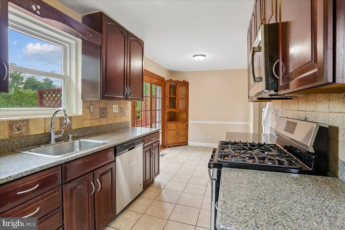 2806 Hardy Avenue photo 7
